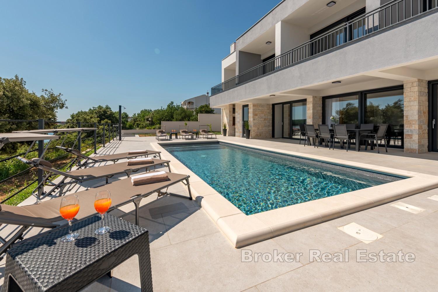 Villa moderna con piscina e accesso diretto alla spiaggia