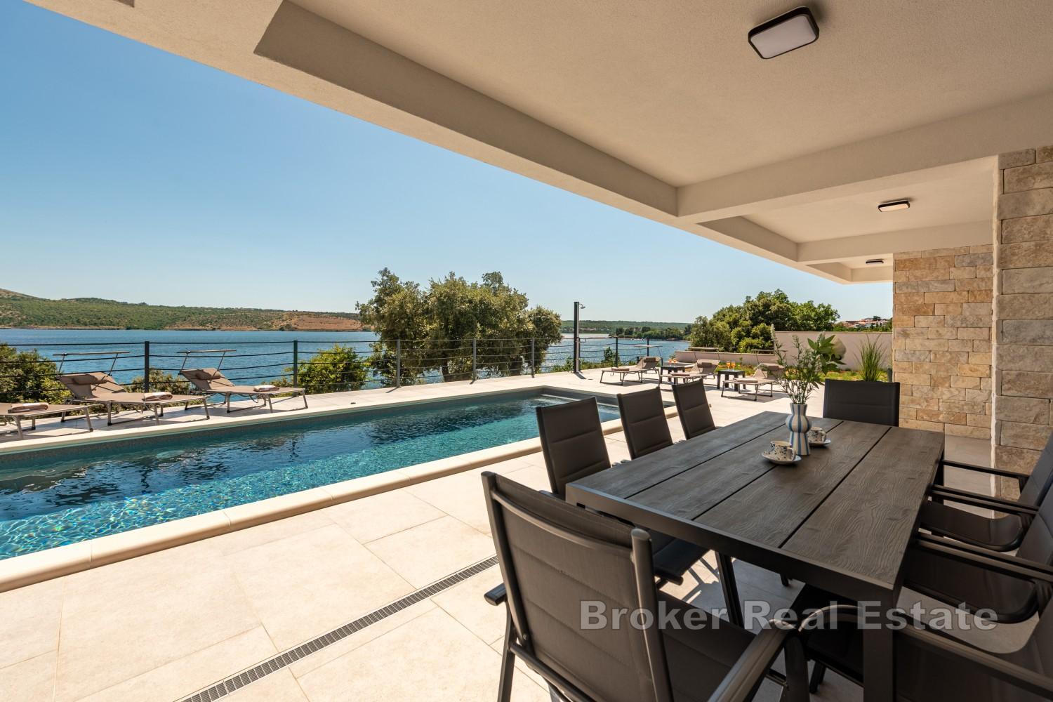 Villa moderna con piscina e accesso diretto alla spiaggia