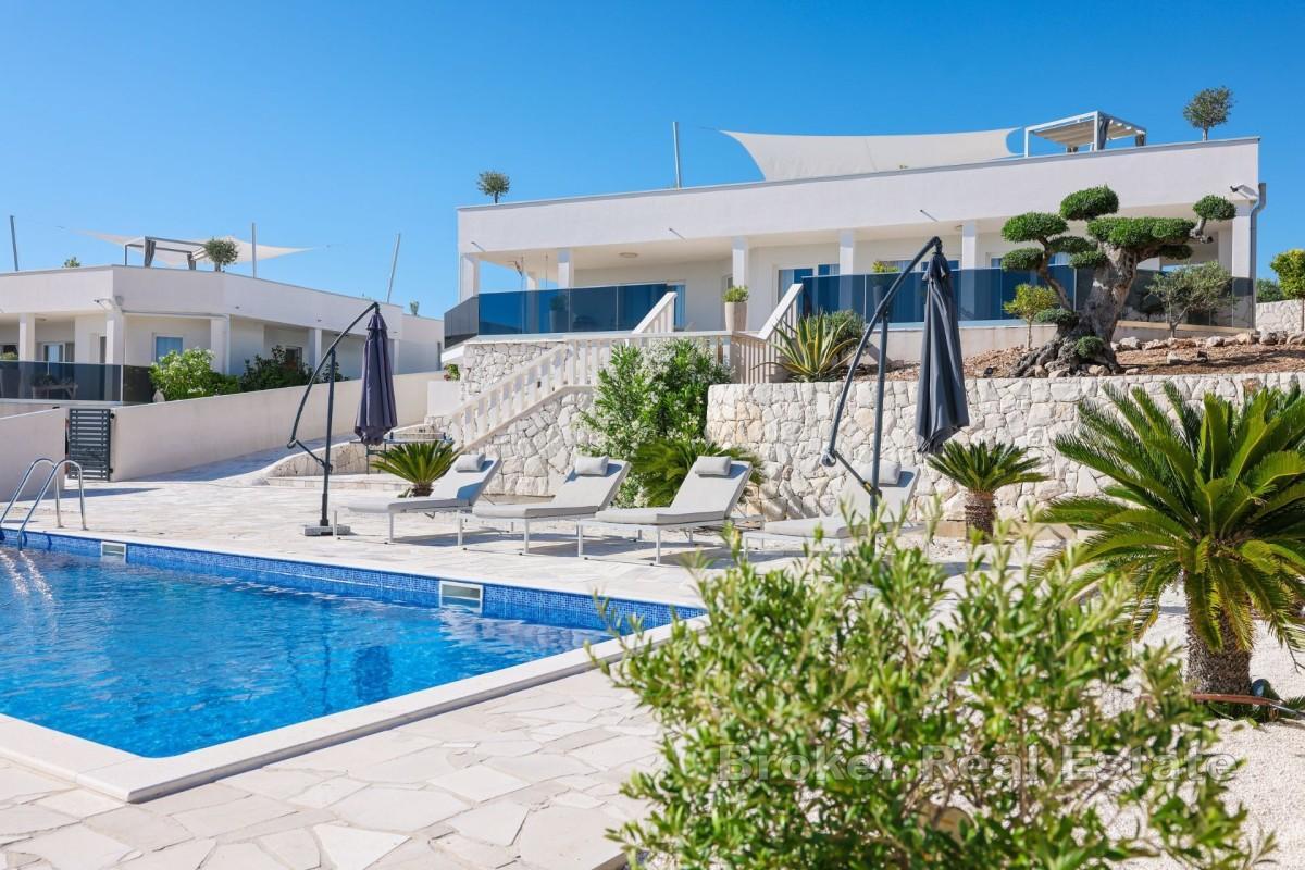 Dvije vile u privatnom mediteranskom okruženju s pogledom na more