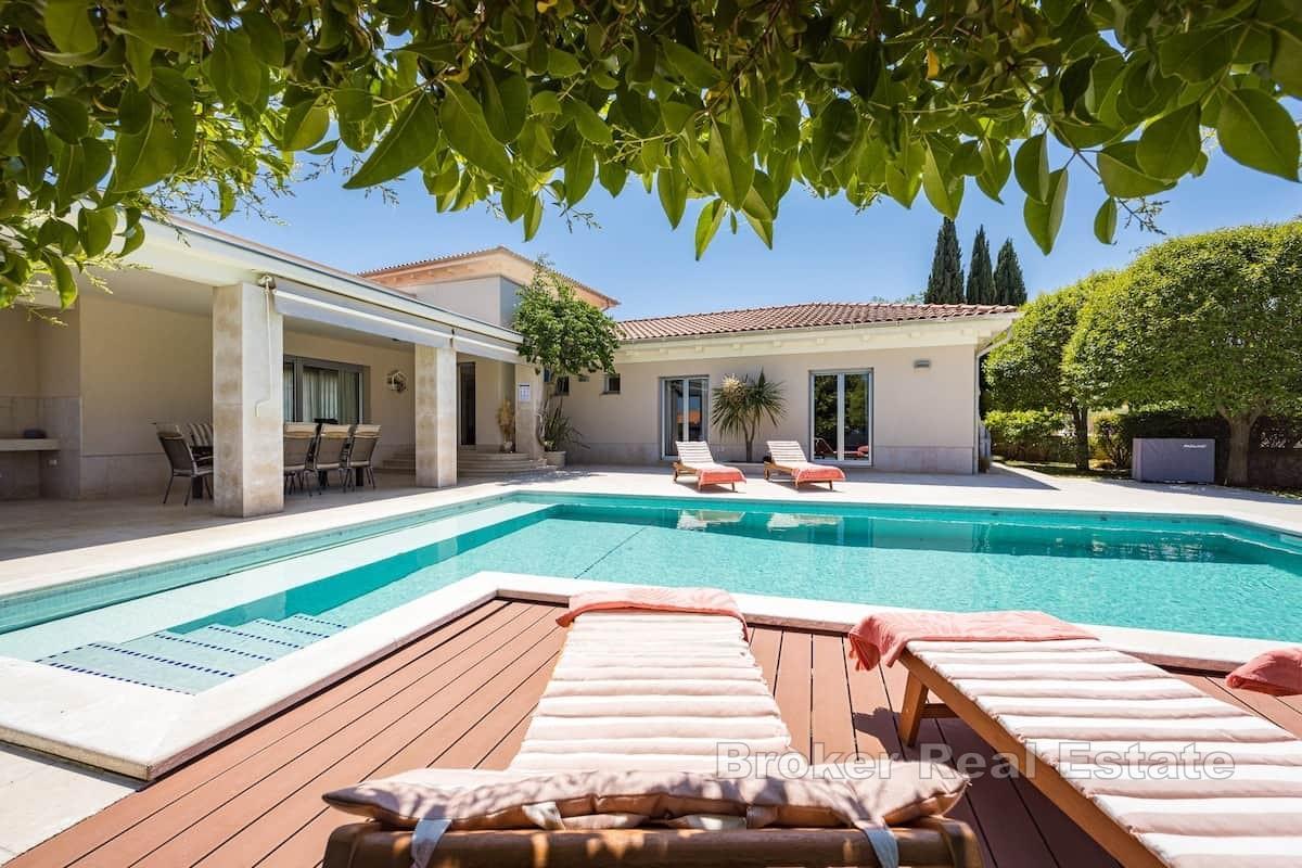 Luxuriöse Villa mit Pool in Meeresnähe