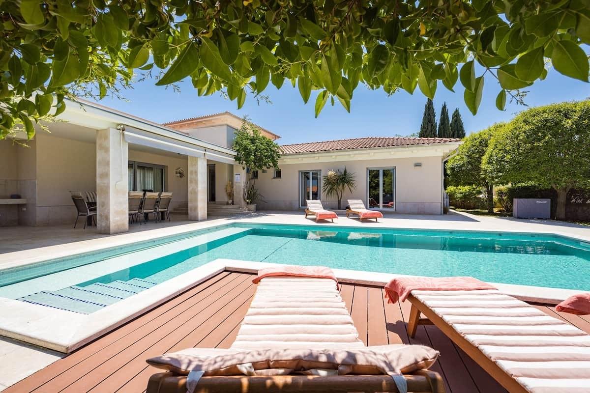 Luxuriöse Villa mit Pool in Meeresnähe