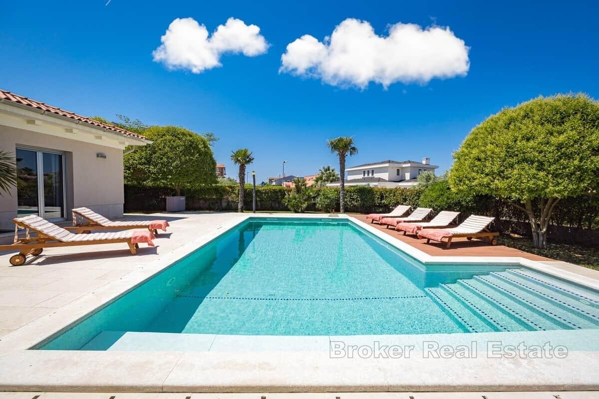 Luxuriöse Villa mit Pool in Meeresnähe