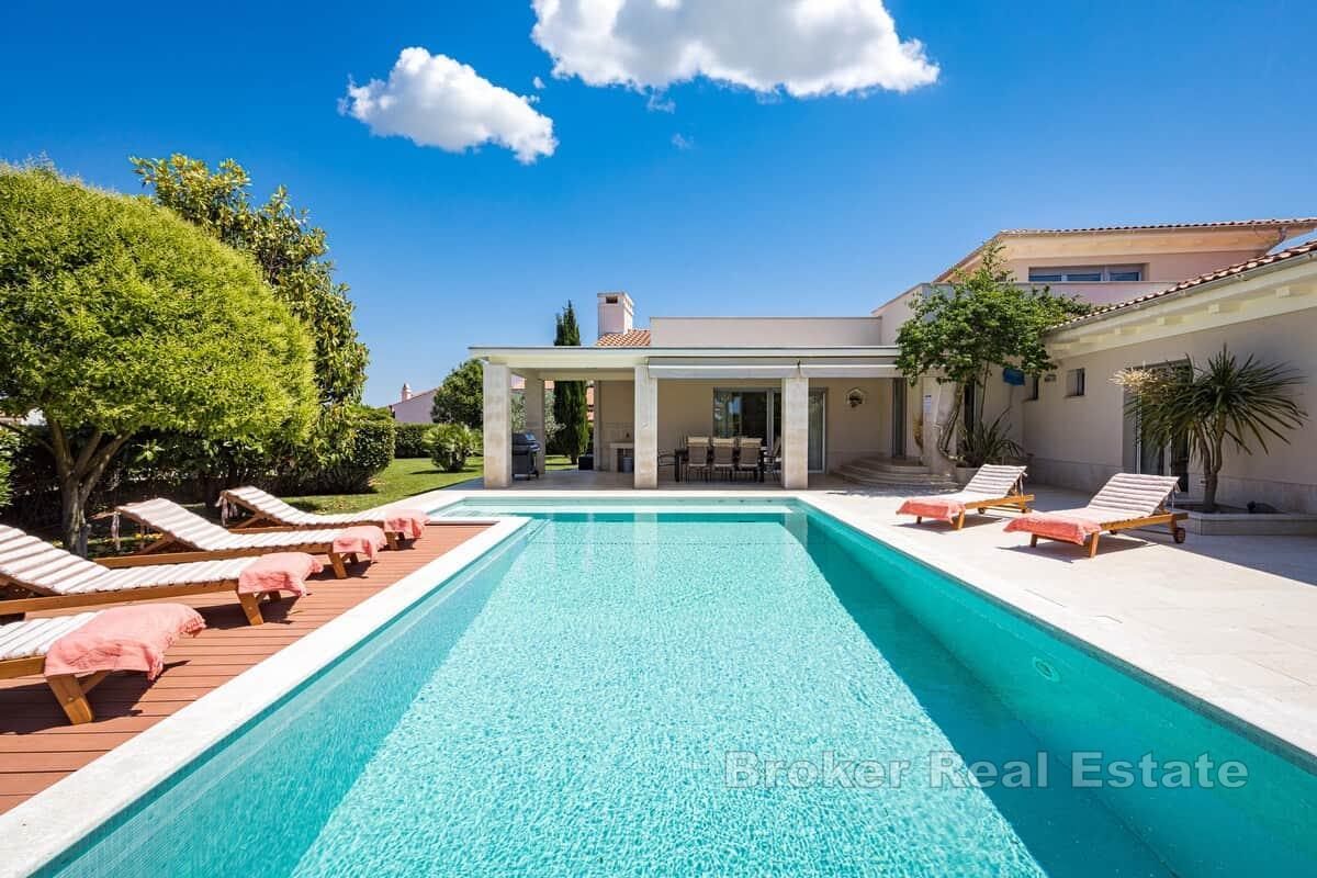 Luxuriöse Villa mit Pool in Meeresnähe