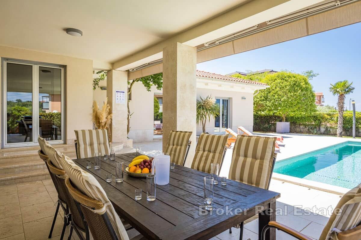 Luxuriöse Villa mit Pool in Meeresnähe