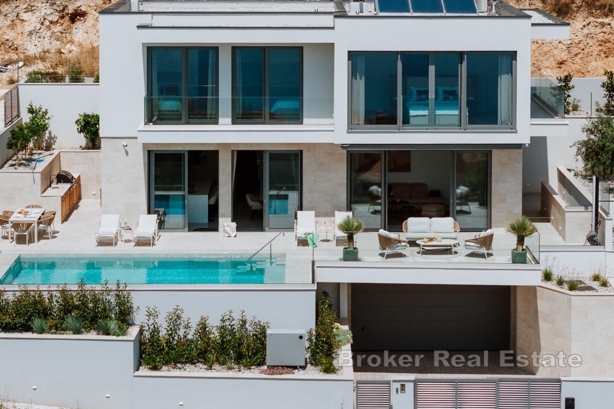 Villa moderna con vista mare