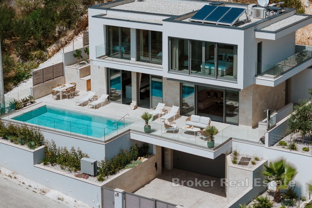 Villa moderna con vista mare