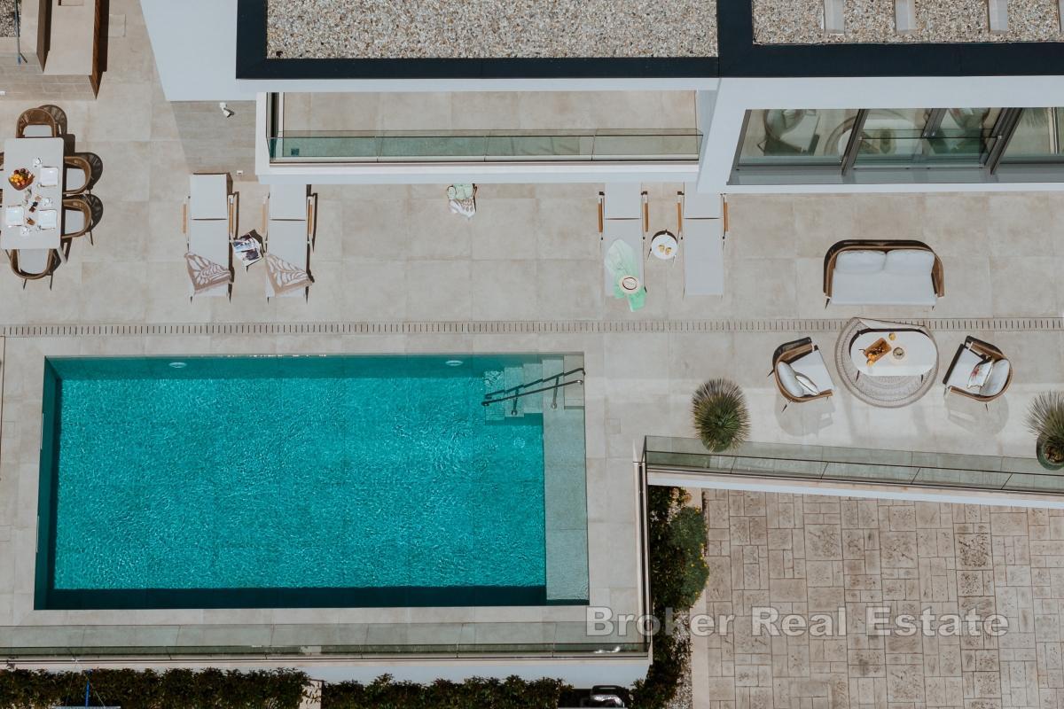 Villa moderna con vista mare