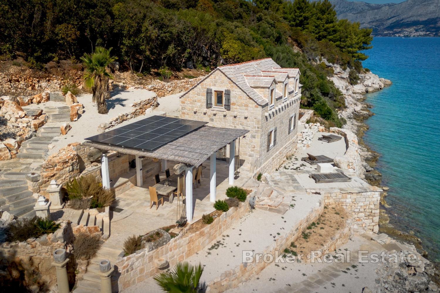 Traditionelles Steinhaus in einer stillen Bucht
