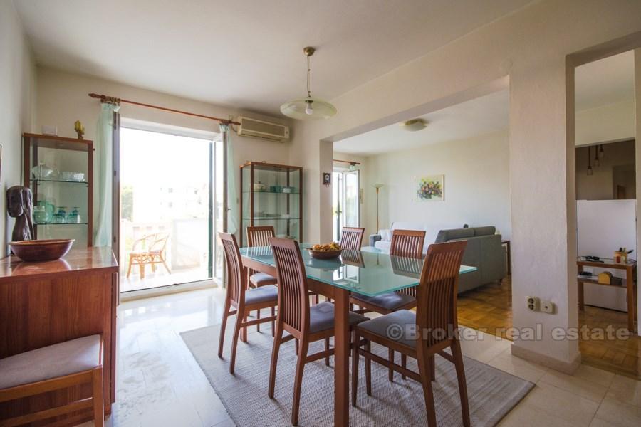 Geräumige Vier-Zimmer-Wohnung mit Blick auf das Meer