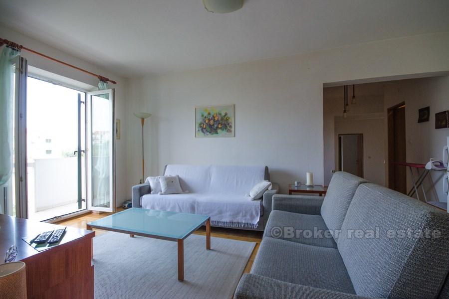 Geräumige Vier-Zimmer-Wohnung mit Blick auf das Meer
