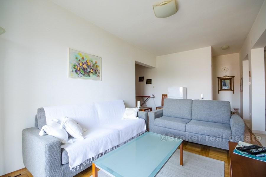 Geräumige Vier-Zimmer-Wohnung mit Blick auf das Meer