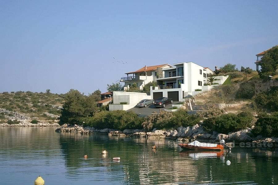Moderne villa i første rad til sjø, til salgs