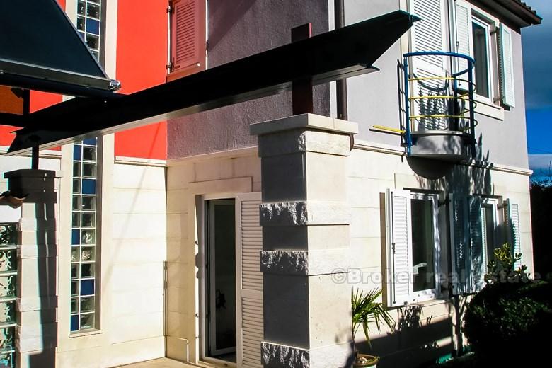 Villa joliment décorée surplombant la mer, à vendre