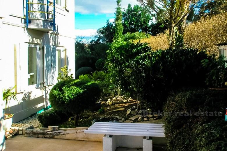 Villa joliment décorée surplombant la mer, à vendre