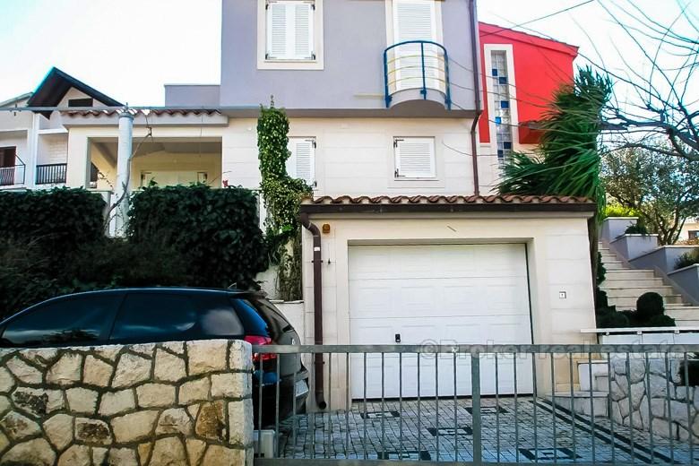 Villa joliment décorée surplombant la mer, à vendre
