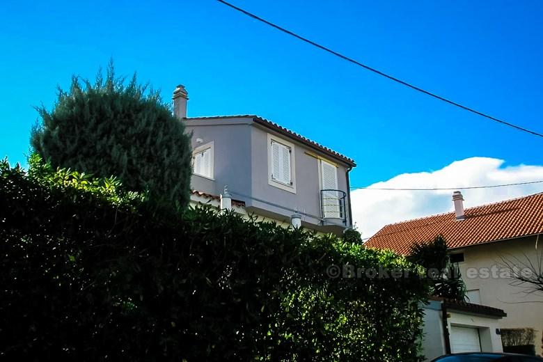 Villa joliment décorée surplombant la mer, à vendre