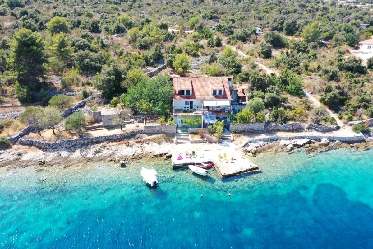 Casa in posizione eccellente sul mare su tre piani