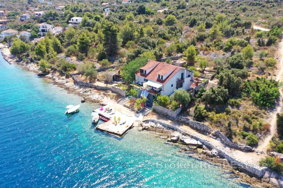 Casa in posizione eccellente sul mare su tre piani