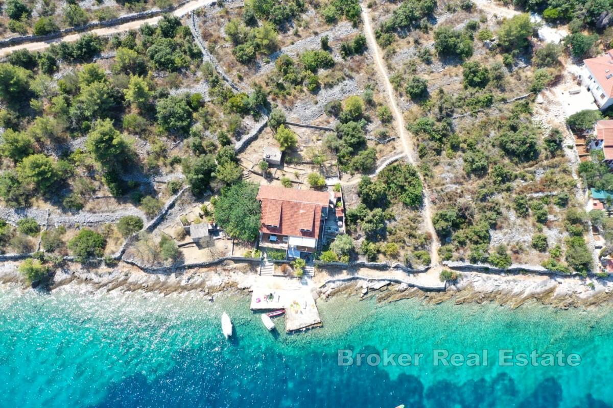 Casa in posizione eccellente sul mare su tre piani