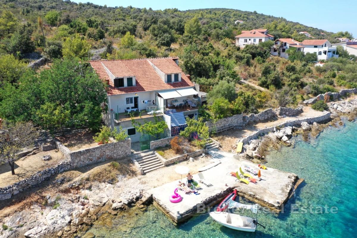 Casa in posizione eccellente sul mare su tre piani