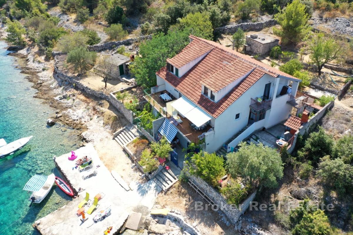 Casa in posizione eccellente sul mare su tre piani