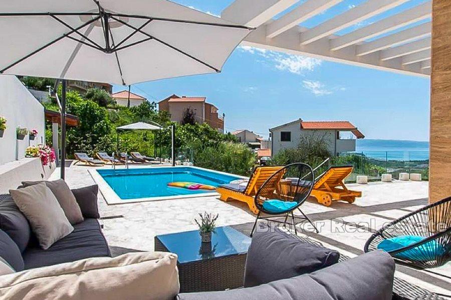 Modernes Haus mit Pool