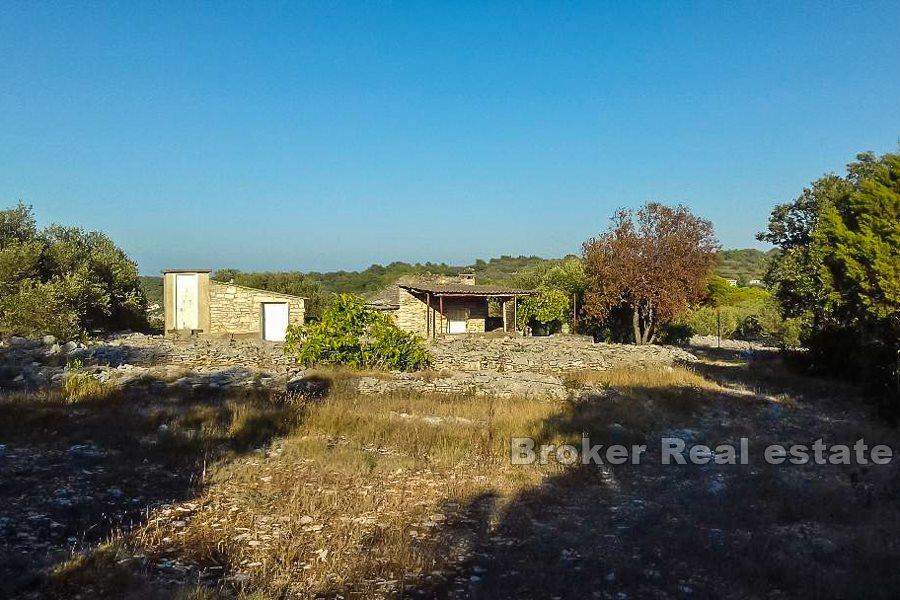 Terreno con 3 edifici più piccoli, vista mare