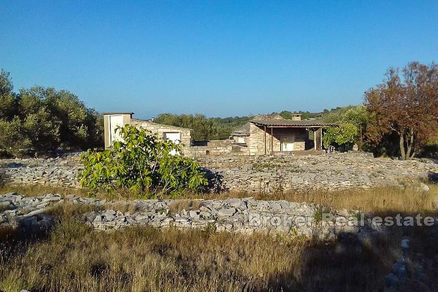 Terreno con 3 edifici più piccoli, vista mare