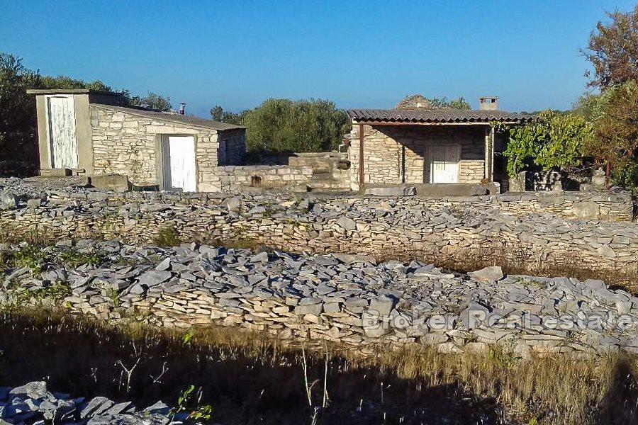Terreno con 3 edifici più piccoli, vista mare
