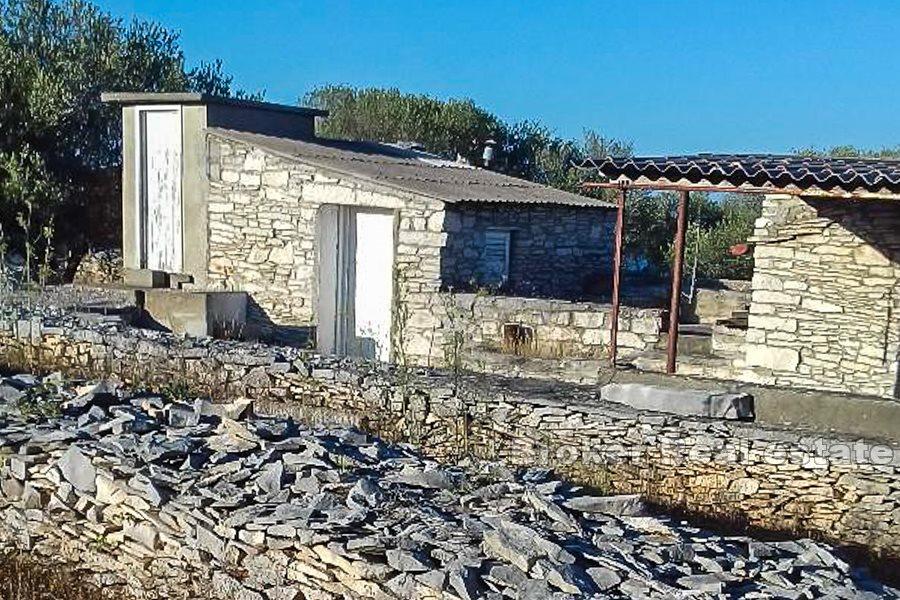 Terreno con 3 edifici più piccoli, vista mare