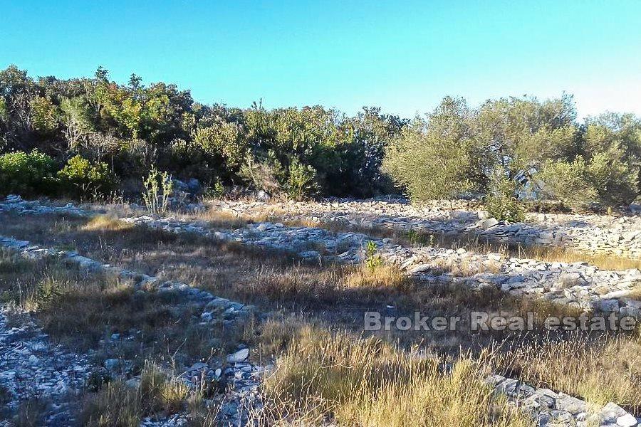 Terreno con 3 edifici più piccoli, vista mare