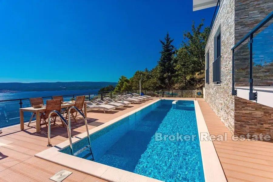 Villa mit Pool und Meerblick