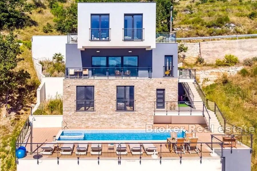 Villa mit Pool und Meerblick