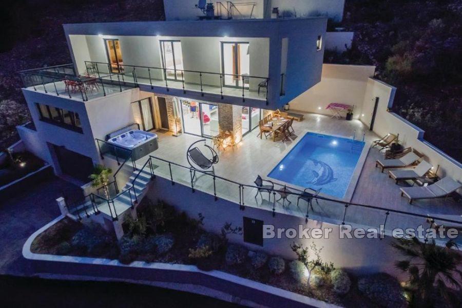Villa con piscina e vista mare