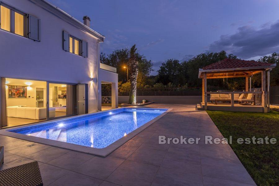 Maison neuve avec piscine et vue mer