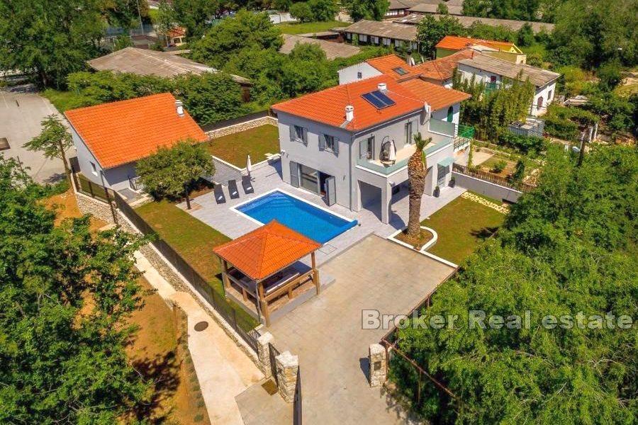 Maison neuve avec piscine et vue mer