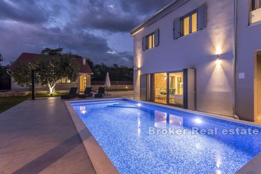 Maison neuve avec piscine et vue mer