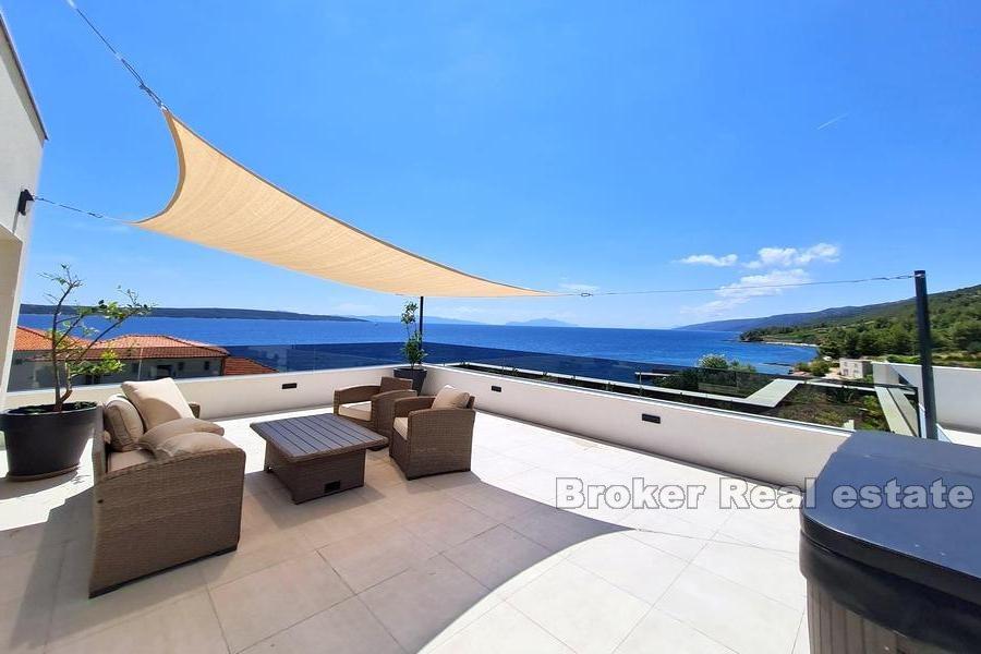 Villa avec espace d'affaires, première rangée à la mer