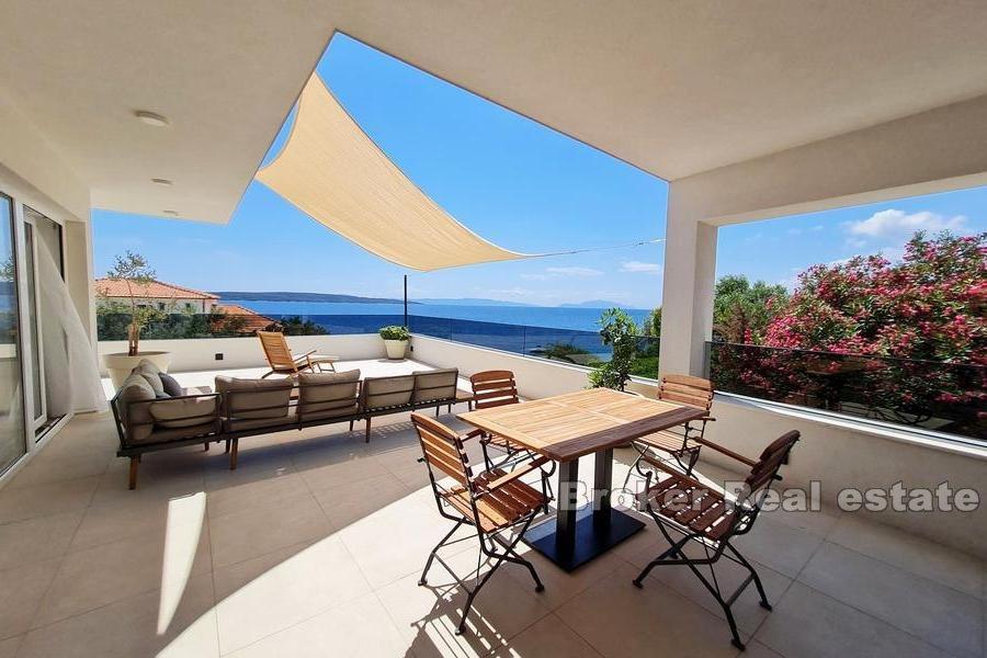 Villa avec espace d'affaires, première rangée à la mer