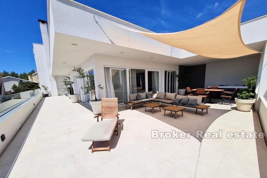 Villa avec espace d'affaires, première rangée à la mer