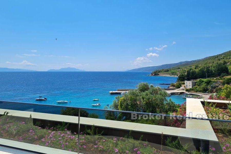 Villa avec espace d'affaires, première rangée à la mer