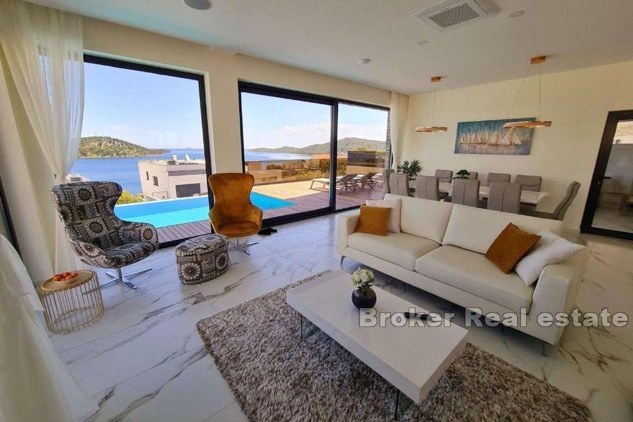 Villa mit Pool und Meerblick