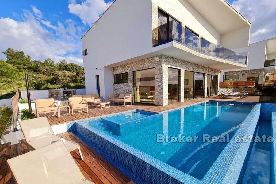 Villa mit Pool und Meerblick
