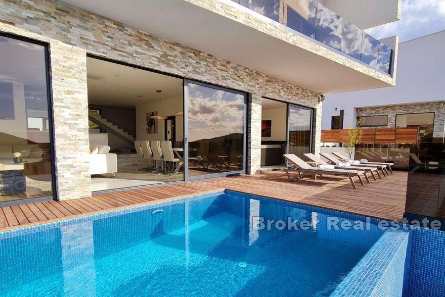 Villa mit Pool und Meerblick