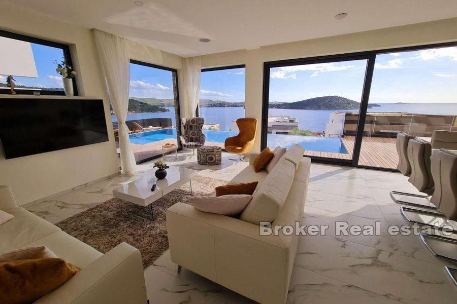 Villa mit Pool und Meerblick