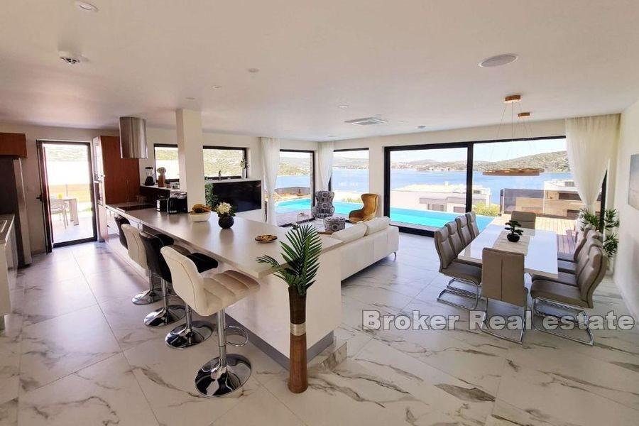Villa mit Pool und Meerblick