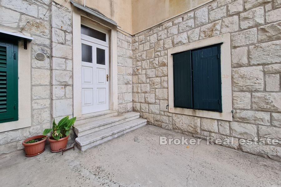 Bačvice, appartamento in un edificio antico