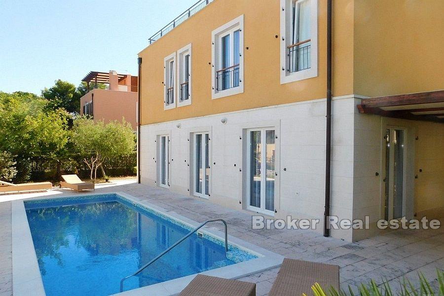 Modernes Haus mit Pool