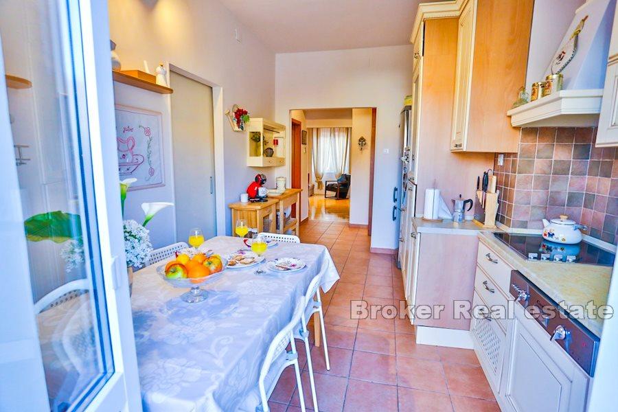 Modern three bedroom apartment in a great location