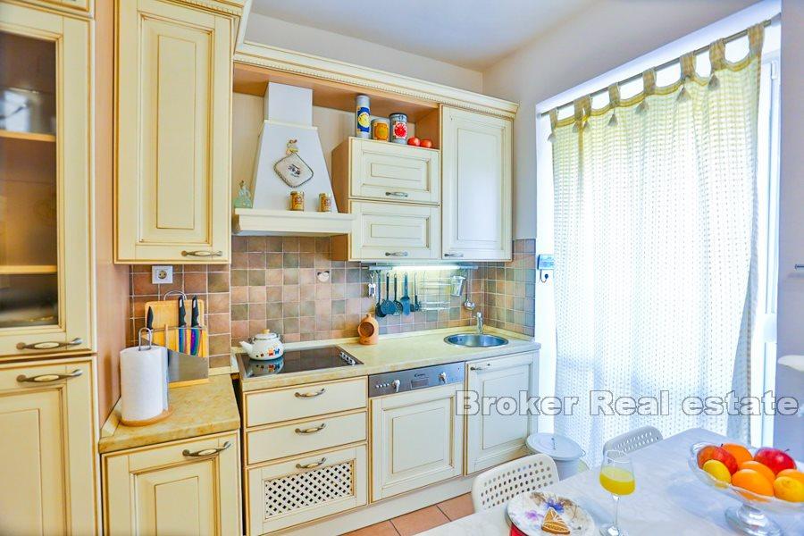 Modern three bedroom apartment in a great location